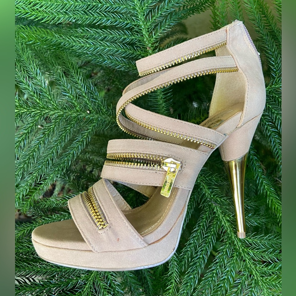 BEIGE TAN STRAPPY HEELS — GOLD ZIPPERS —  SIZE 6.5